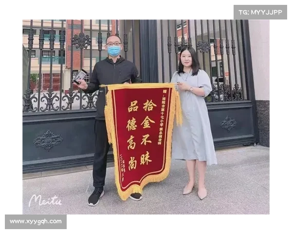 锦旗映初心!周深歌迷与铁路专列的双向奔赴暖动青岛 锦旗映初心!周深歌迷与铁路专列的双向奔赴暖动青岛